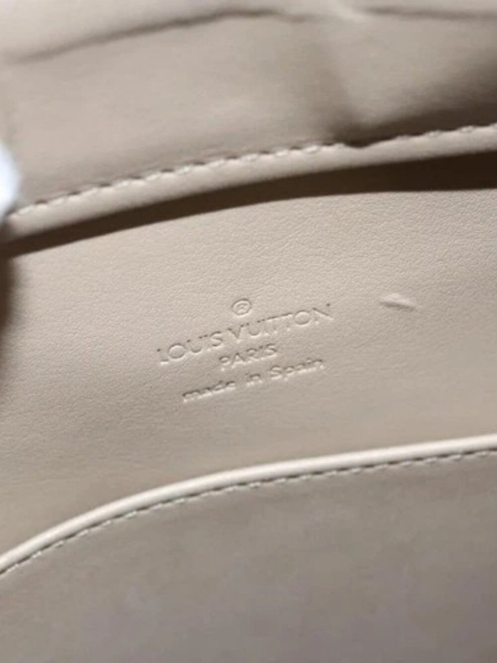 LOUIS VUITTON Monogram Vernis Columbus Tote Bag Beige M91023 LV Auth 100753 - Picture 14 of 16